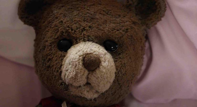Egy játékmackó tart rettegésben egy egész családot a Blumhouse új horrorjának előzetesében