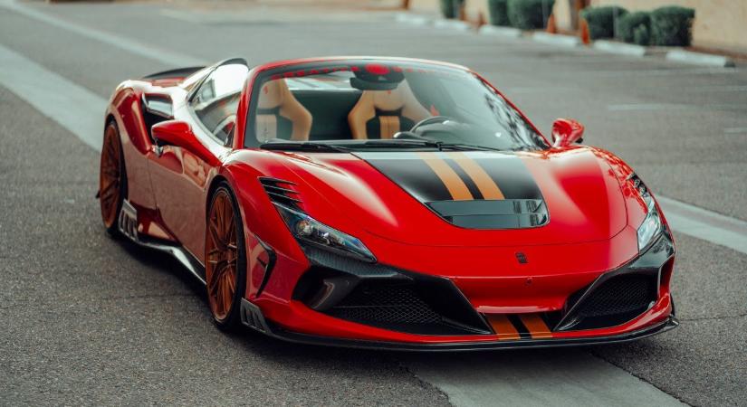 Limitált szériás Ferrari csomagtartójában, sparos zacskóban talált 1,1 millió eurót a NAV egy számlagyárban