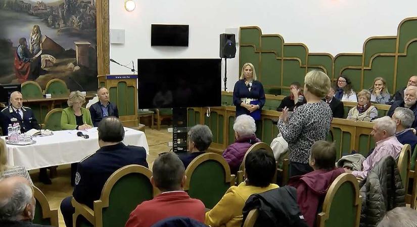 Áll a bál Vácon: Nem akarnak akkuraktárat és vendégmunkás-szállót a Dunakanyar történelmi városában