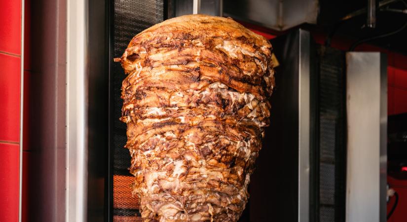 Egy volt kebabosnál dolgozó elárulta, mi történik a maradék hússal zárás után