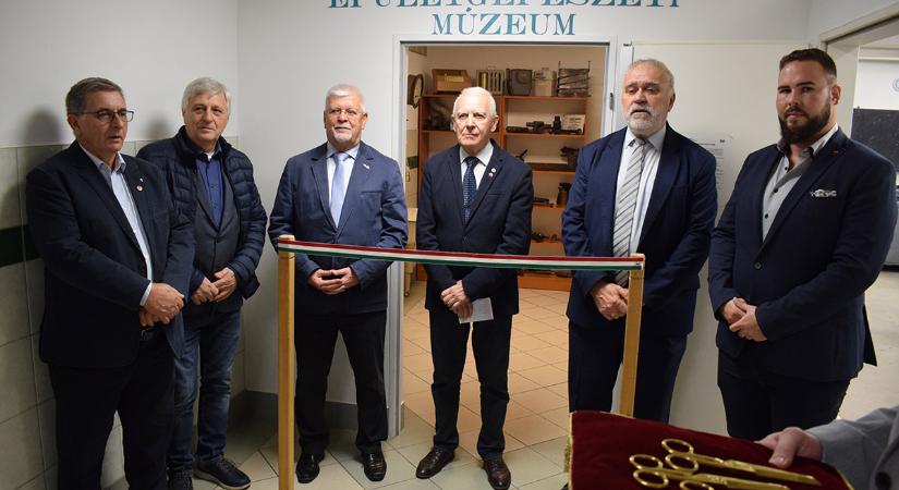 Egy 120 éves, kalocsai mintákkal díszített radiátor is megtekinthető a Trefortban