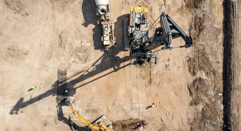 Környezetbarát technológiával alapozták a csepeli szabadkikötő új csarnokát