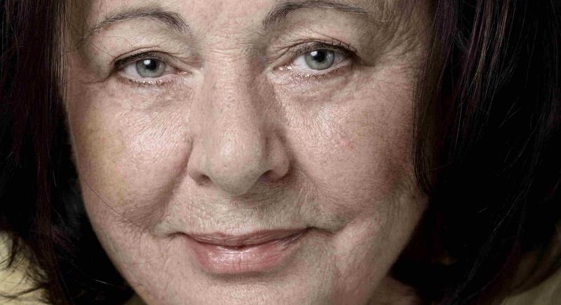 “Meghalt egy szerény óriás, aki tudta a lényeget” – Csomós Marira emlékezik a Rózsavölgyi Szalon