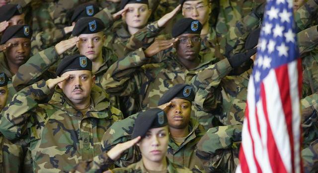Bajban az amerikai hadsereg: nincs elég újonc, kétségbeesett lépésre szánják el magukat
