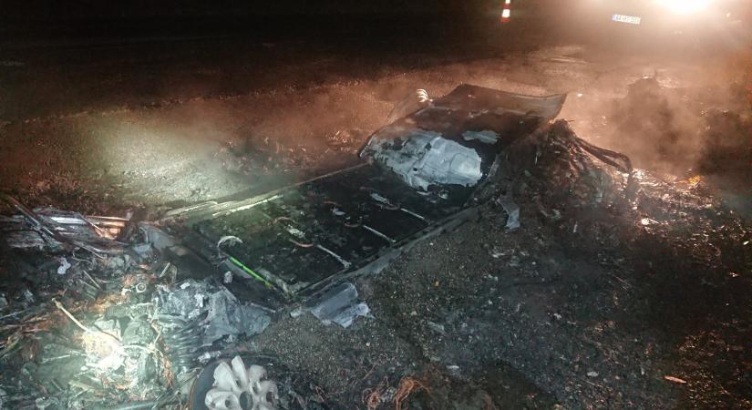 Porig égett az elektromos autó az M7-es autópályán, szó szerint semmi nem maradt a BMW-ből FOTÓKKAL!