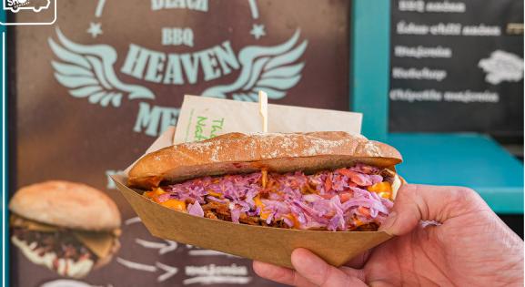 A Vörösmarty téren a sajtos tejfölös lángos 3900 forint, a mozgó ételárusítók aggódnak