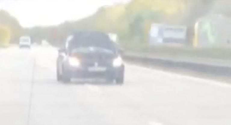 A belső sávba is benézett a felcsapódott motorháztetővel repesztő sofőr az M1-esen