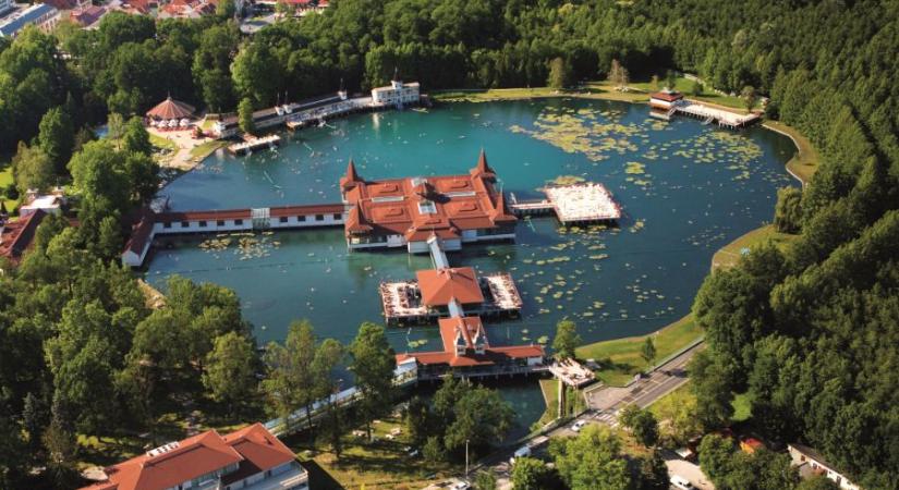 Kastély emelkedik ki majd a Hévízi-tó vizéből