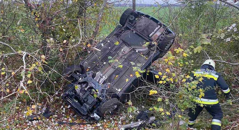 Ez történik, amikor a pihenést akarja megspórolni a sofőr – földbe fúródott egy Hunday az M7-es autópálya melletti árokban – Fotók