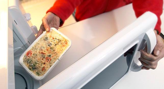 Ezeket ne tedd be soha a mikrohullámú sütődbe, ha nem szeretnéd sűrűn cserélni