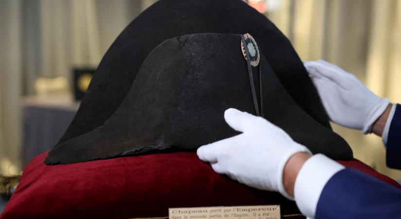Közel 2 millió euróért kelt el Bonaparte Napóleon kalapja