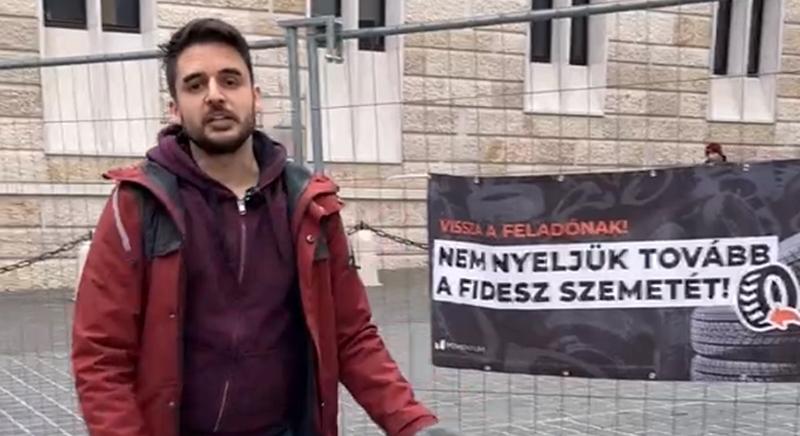 A Karmelitához is elvitte Tompos Márton a Fidesz illegális szemetét