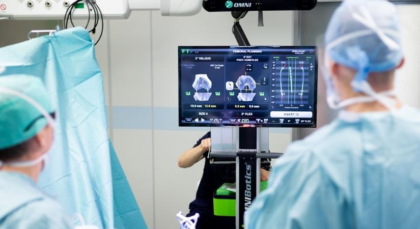 Európai hírűek lettek dr. Domán István robotasszisztenciával végzett protézisműtétei