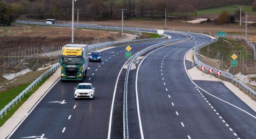 Befejeződött a 67-es út átépítése – gyorsabban juthatunk a Balatonhoz