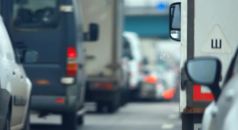Káosz az M0-áson, több kilométeres kocsisorok az M5-ösön!