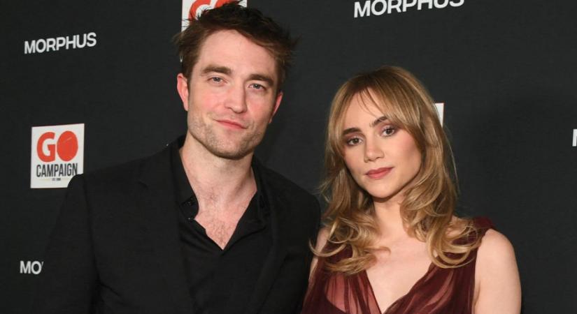 Apa lesz Robert Pattinson: kedvese a színpadon jelentette be a nagy hírt, a hasát is megmutatta