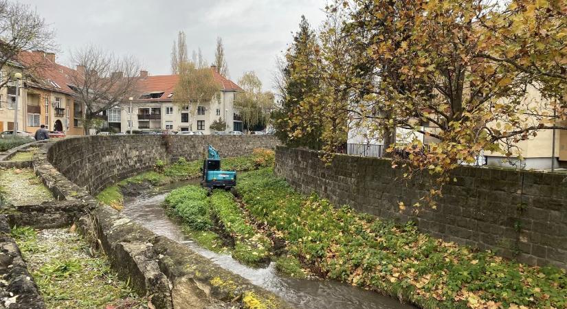 Tisztítják a patakmeder belvárosi szakaszát