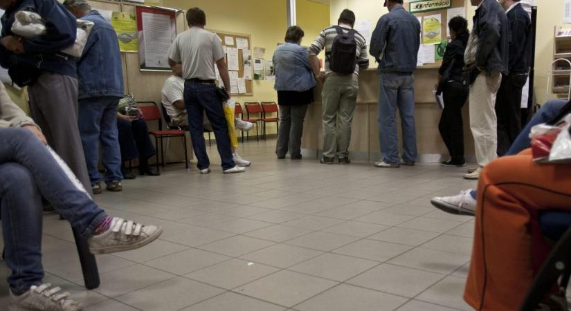 Ennyivel nő a táppénz, a GYED, és az álláskeresési járadék decembertől