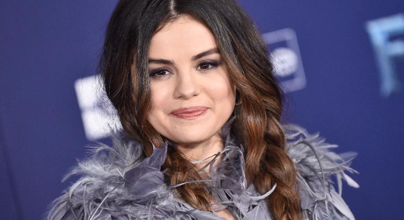 Selena Gomez virágos ruhájáért rajong mindenki - szokatlan fazont választott