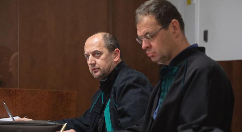A kasszás segítségével hozták ki az árut a debreceni áruházból, de mindannyian megbánták