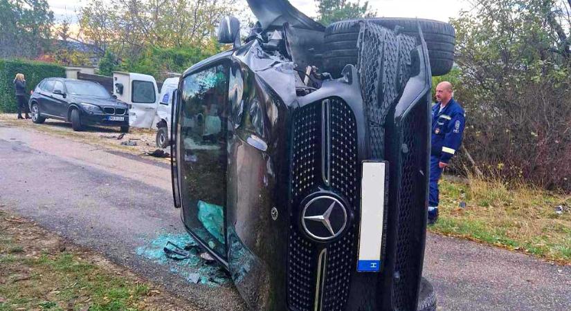 Oldalára borult a méregdrága Mercedes terepjáró, de előtte még összetört két másik autót, nem hiszed el, mi okozta a balesetet