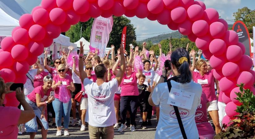 Onkológiai osztályt támogat a Mellrákinfó Egyesület a Pink mix salátákból befolyt összegből
