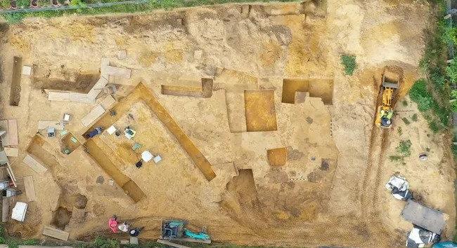 Kultusztemplomokat és áldozati gödröt tártak fel egy ókori római táborban Németországban