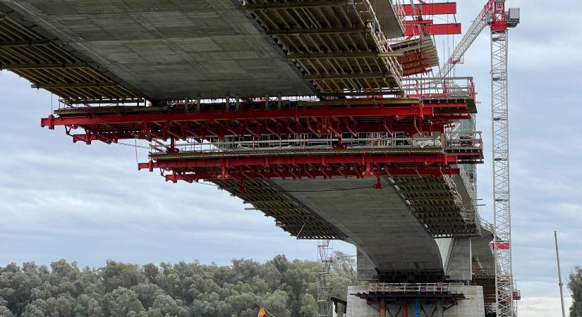 Így halad a paksi Duna-híd projektje – közel a parti záráshoz a mederhíd mindkét ága