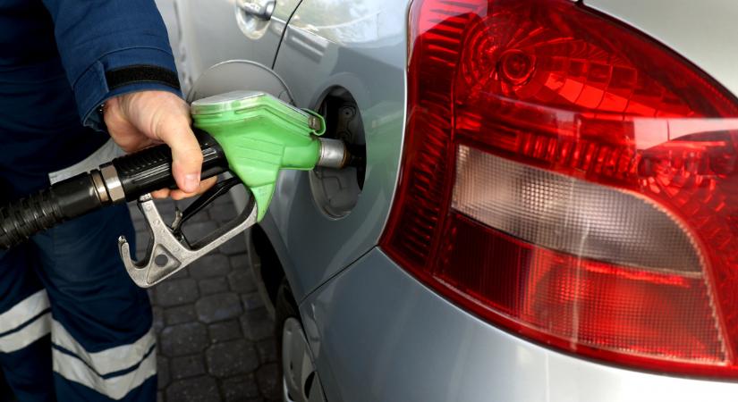 Olcsóbb lesz a tankolás