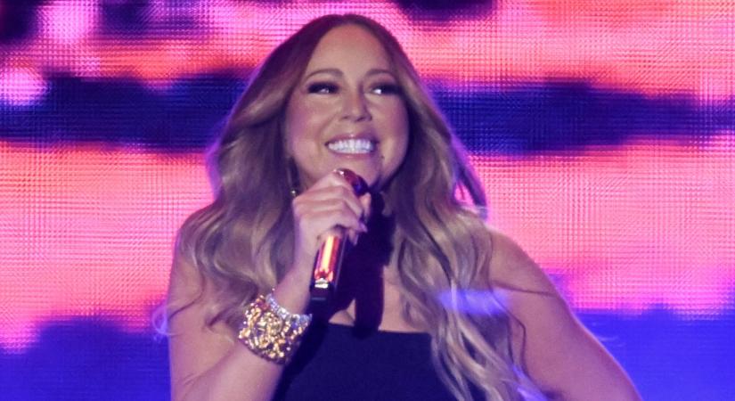 Különleges személyektől, ikergyermekeitől vehetett át egy díjat Mariah Carey