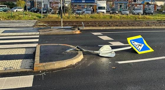 Máris letarolták az Üllői út felújított szakaszán az egyik járdaszigetet