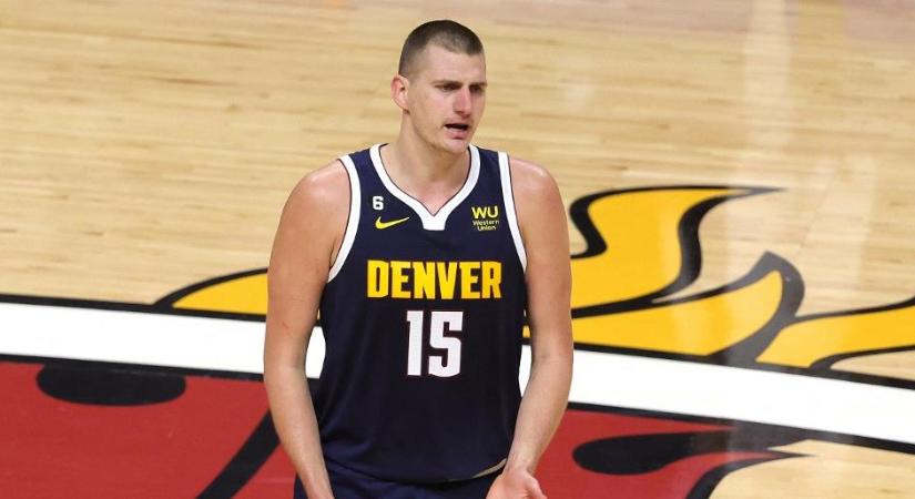 Váratlan pillanat NBA-ben: a világ egyik legjobb kosarasát és az edzőjét is lezavarták a pályáról - videó