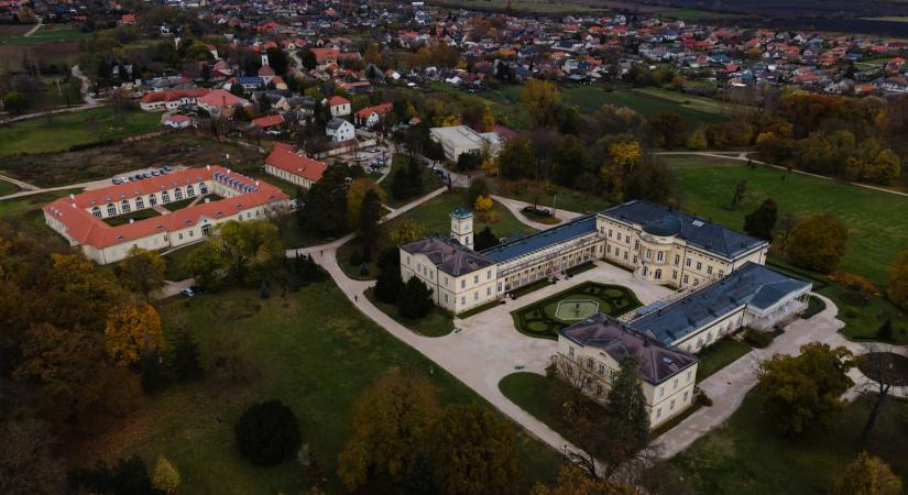 Megújult és új funkcióval bővült a fehérvárcsurgói Károlyi-kastély lovardaépülete