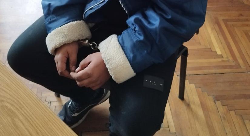 Hála helyett kalapáccsal verte és kirabolta saját nagyapját egy 19 éves jászapáti fiú: az idős férfi maga nevelte fel...