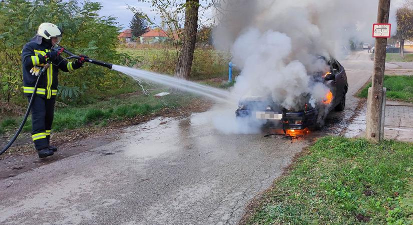 Nem sok maradt a kigyulladt autóból Orosházán