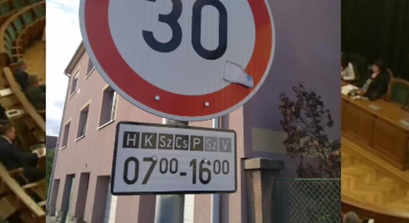 Balla Jenő felszólalása után kiegészítő táblát kapott a Szövetség utcai 30-as tábla