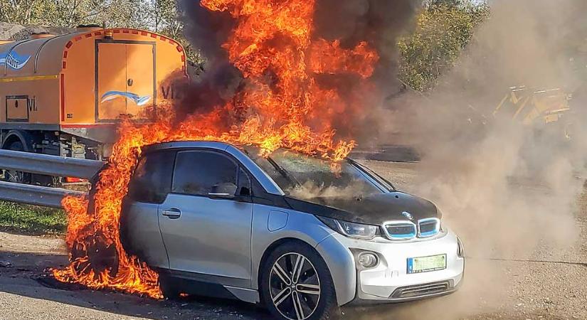 Rémálom, ha kigyullad egy elektromos autó, alig lehet megfékezni a lángokat – De mi a baj az elektromos autókkal?