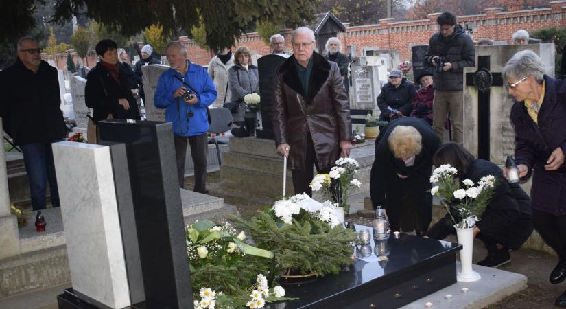 Síremléket állítottak Nagyatádon a város fotósának