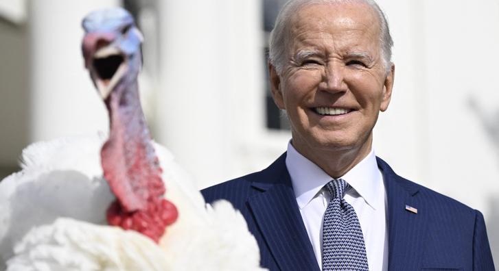 Nagyot nevetett örömében a pulyka, akinek idén megkegyelmezett Joe Biden