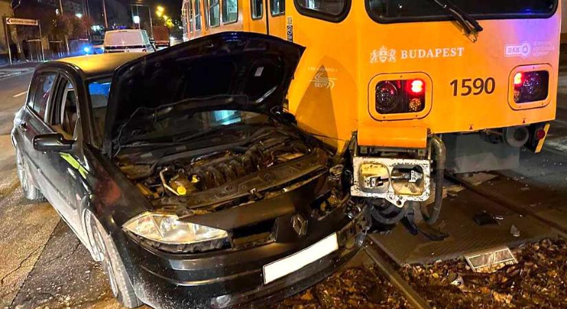 Csúnyán ledarálta az autó elejét a villamos, szétszakította a Toyotát a Volánbusz – Fotók