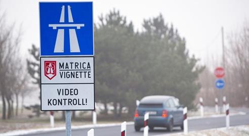 Egynapos autópályamatrica: nincs drágább a környéken a magyarnál