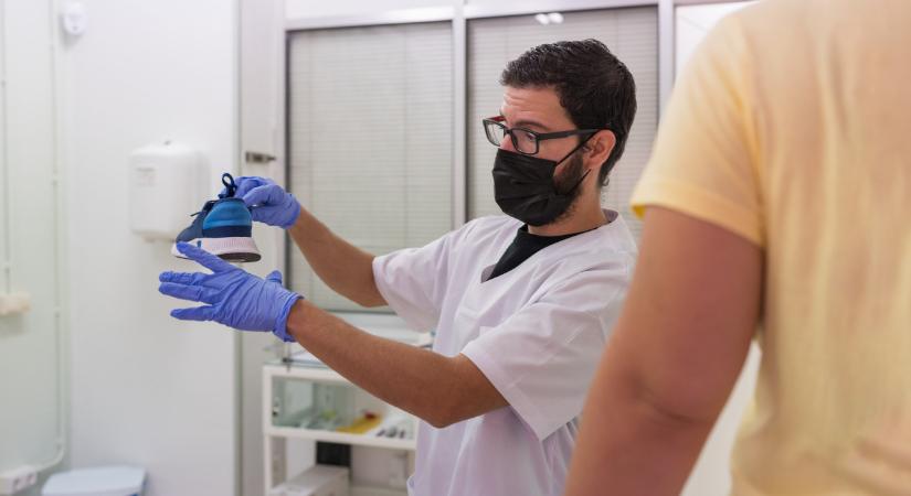 Komoly szigorítás a magyar egészségügyben: sebkötöző is alig jut sokakra