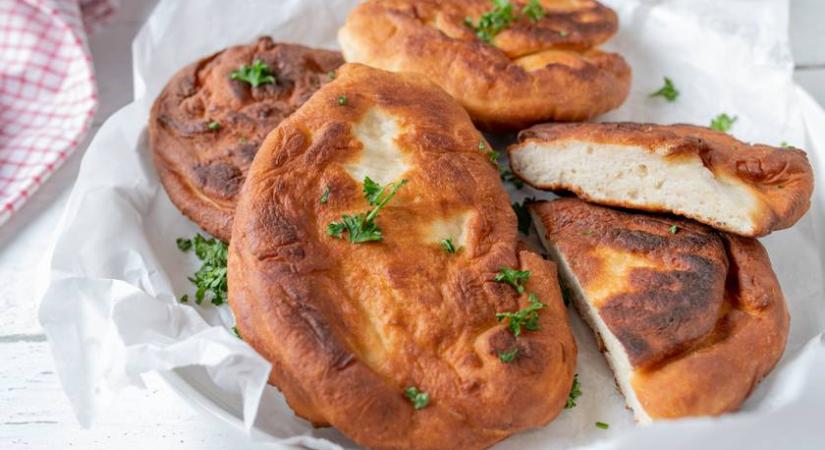 Kiadós káposztás lángos puha kelt tésztából: fokhagymás tejföllel tálalva fenséges