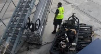 Megdöbbentő felvétel: így dobálják a kerekesszékeket egy amerikai reptér dolgozói - videó