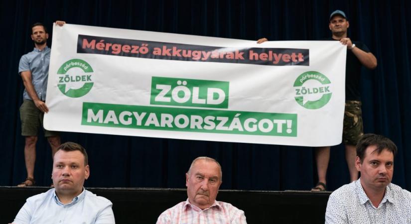 Elkezdődött a per, amelyben civilek lehetetlenítenék el a fóti akkugyárakat