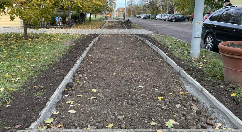 Már épül a járda a Nyugdíjas Lakópark előtt