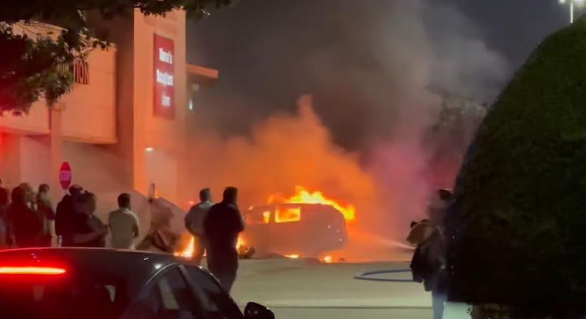 Lezuhant és a plázába csapódott egy repülőgép Texasban - videó