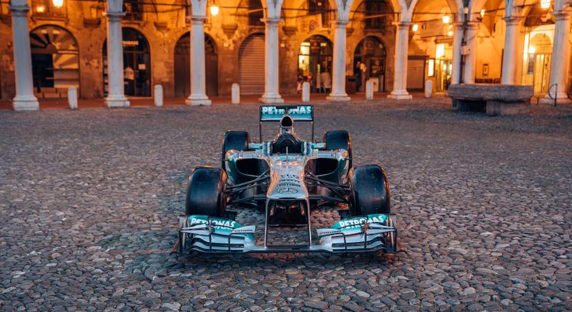 Hamilton tízéves Mercedese 6,5 milliárd forintért kelt el