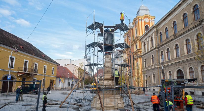 Visszahelyezték Kolozsvár belvárosába a barokk Mária-oszlopot