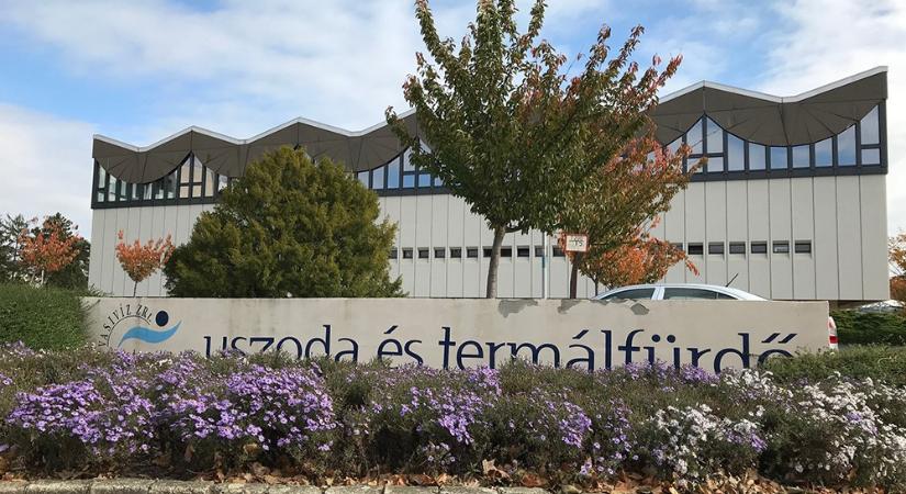 Klórgázszivárgás miatt tizenegy embert vittek kórházba a szombathelyi fedett uszodából